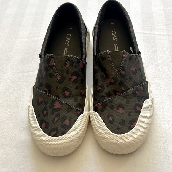TOMS Women’s Fenix tarmac olive leopard print slip on matte canvas sneakers - Picture 3 of 5